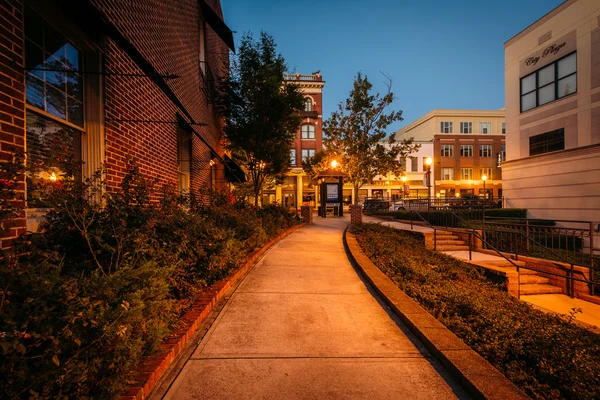 Passarela e edifícios à noite no centro de Rock Hill, South Caro — Fotografia de Stock