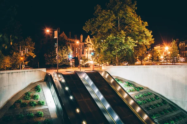 Escaliers vers la station de métro de Dupont Circle la nuit, à Wa — Photo