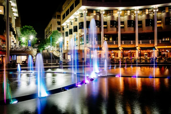 Fountains and buildings at night, in Georgetown, Washington, DC. — Stock Photo, Image