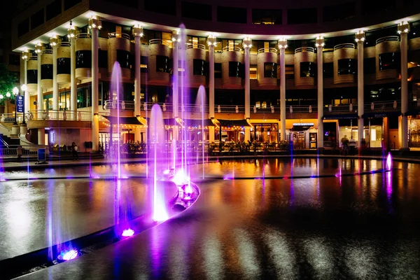 噴水は、夜、ジョージタウンは、ワシントンの建物. — ストック写真
