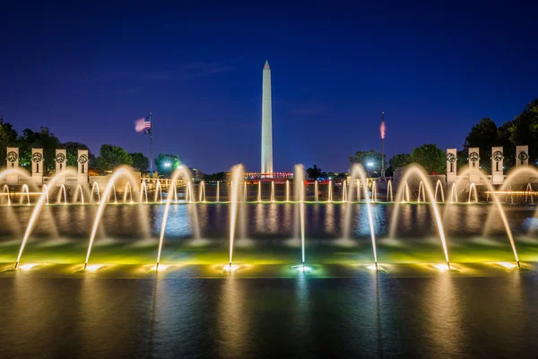 Fountains at the National World War II Memorial and the Washingt — Stock Photo, Image