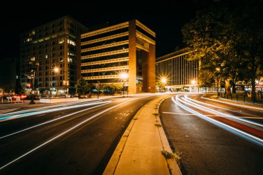 Trafik ve Dupont Circle ni boyunca binalar uzun pozlama