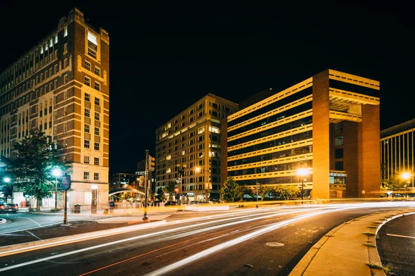 Long exposure of traffic and buildings along Dupont Circle at ni — Stock Photo, Image