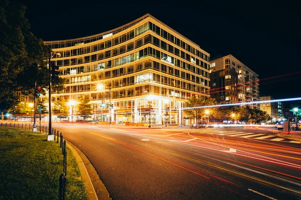 Long exposure of traffic and buildings at Washington Circle at n — Stock Photo, Image