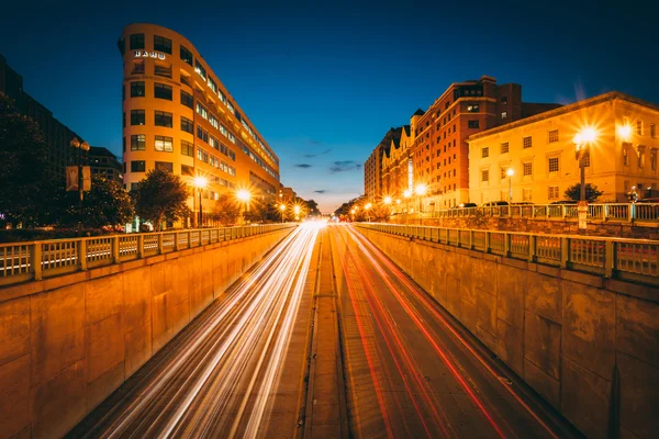 Uzun pozlama trafik ve Binalar Massachusetts Avenue'de bir