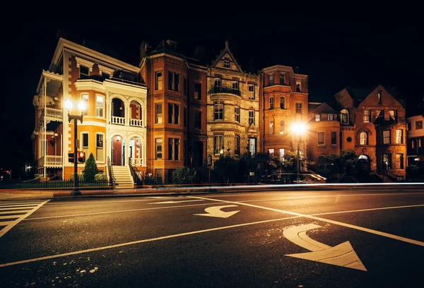 Longa exposição do tráfego e casas históricas em Logan Circle em — Fotografia de Stock