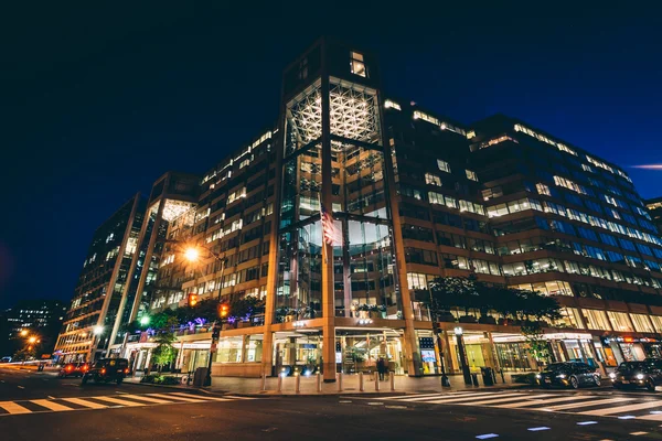 A modern épületben és kereszteződés éjjel Washington belvárosában — Stock Fotó