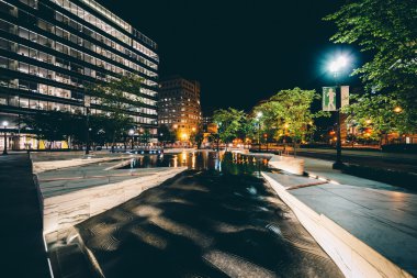 Havuz ve modern binalar gece, şehir Washington, Dc.