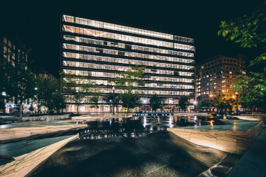 Havuz ve modern binalar gece, şehir Washington, Dc.