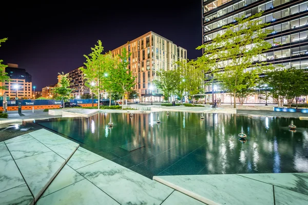 Piscina y edificios modernos por la noche, en el centro de Washington, DC . — Foto de Stock