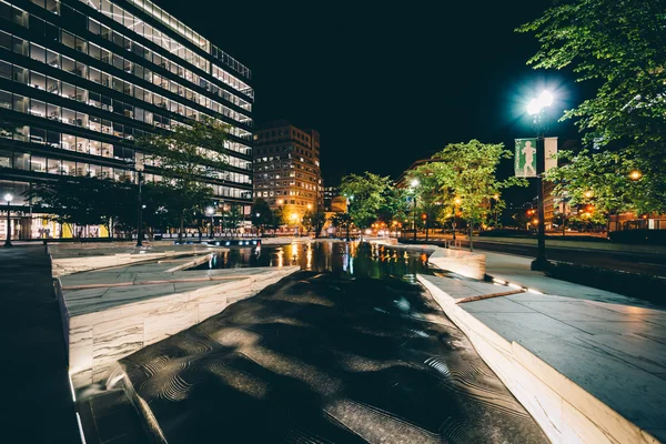 Pool and modern buildings at night, in downtown Washington, DC. — Stockfoto