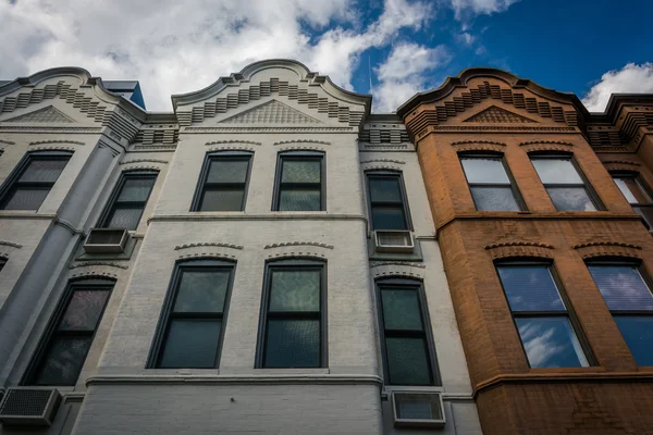 Rowhouses i dimmigt botten, Washington, DC. — Stockfoto