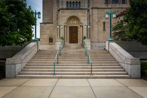 Trappen en ingang naar de basiliek van het nationaal heiligdom van th — Stockfoto