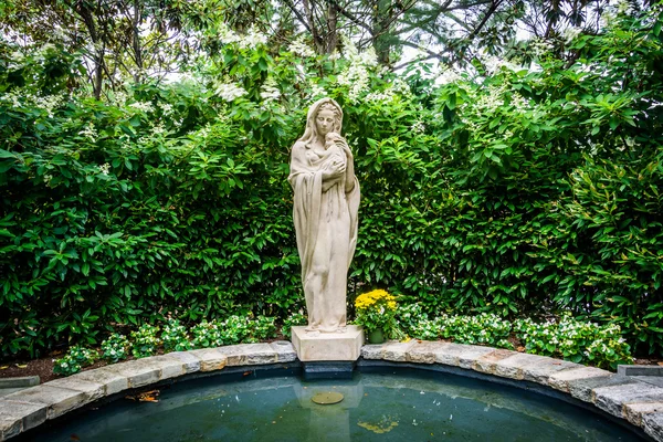 Statue et piscine au jardin de Marie, à la basilique de la Nat — Photo