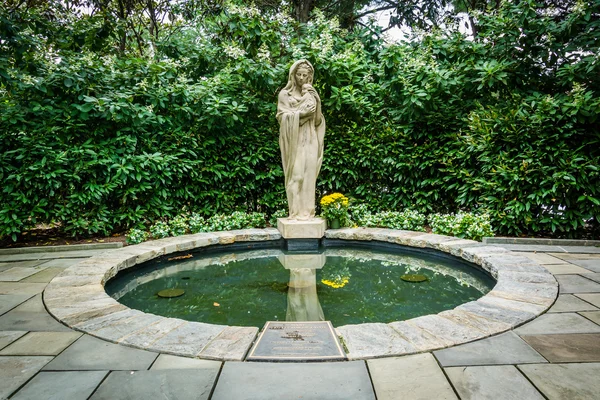 Standbeeld en zwembad bij de Mary's tuin, aan de basiliek van de Nat — Stockfoto