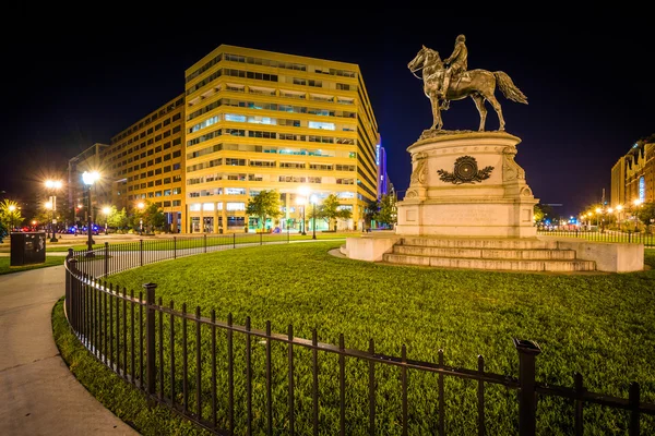 Statue at Thomas Circle Park at night, in Washington, DC. — Stock Photo, Image