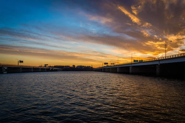 Puesta de sol sobre el río Potomac y puentes en Washington, DC . — Foto de Stock