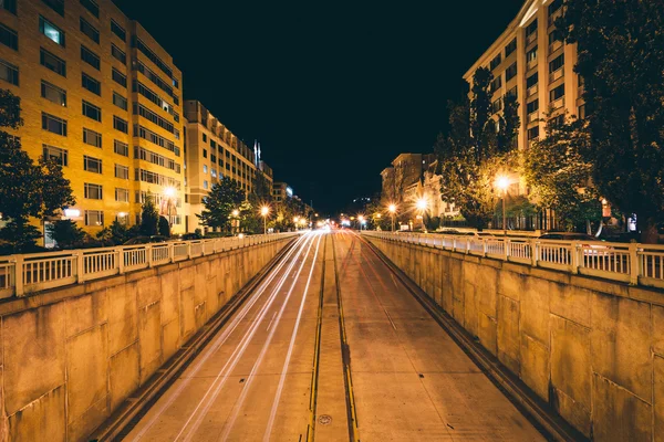 El paso subterráneo de la calle 16 por la noche, en Scott Circle, en Washingt — Foto de Stock