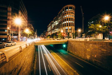 Washington Circle çamaşır içinde K Street altgeçitte gece,