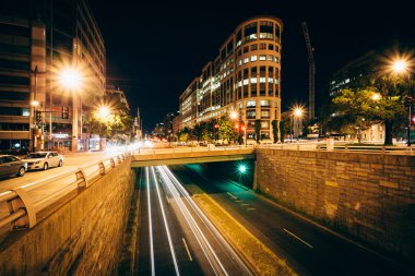 Washington Circle çamaşır içinde K Street altgeçitte gece,