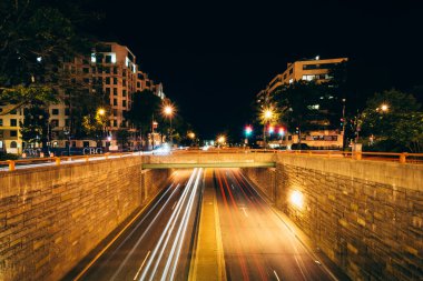 Washington Circle çamaşır içinde K Street altgeçitte gece,