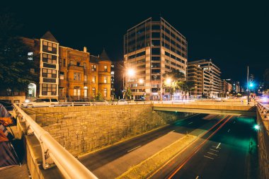 Washington Circle çamaşır içinde K Street altgeçitte gece,