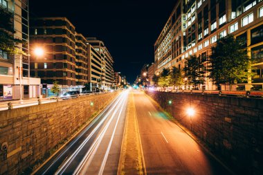 Washington Circle çamaşır içinde K Street altgeçitte gece,
