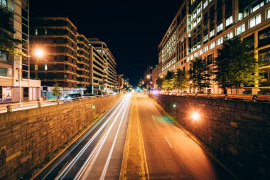 Washington Circle çamaşır içinde K Street altgeçitte gece,