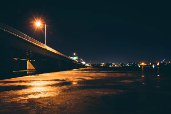 George mason memorial bron på natten, över den frysta potom — Stockfoto