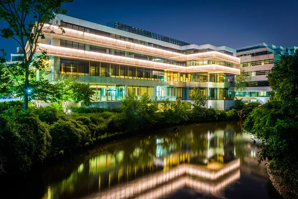 瑞典大使馆在夜里，在乔治敦大学，华盛顿特区. — 图库照片