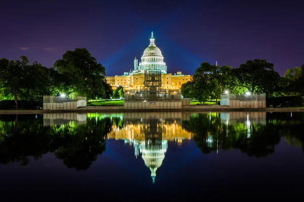 El edificio del Capitolio de los Estados Unidos y la piscina reflectante por la noche , — Foto de Stock