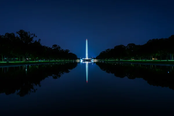 The Washington Monument and reflecting pool at night, in Washing — Stock Photo, Image