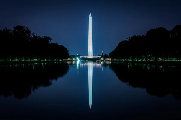 Το μνημείο της Ουάσιγκτον που αντανακλούν στην πισίνα αντανάκλαση στο nig — Φωτογραφία Αρχείου