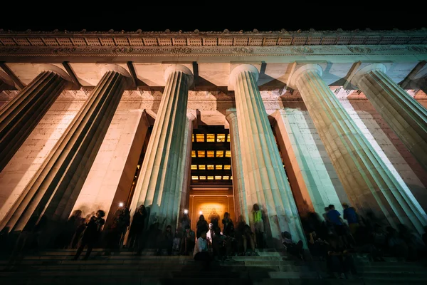 L'extérieur du Lincoln Memorial la nuit, à Washington, DC — Photo