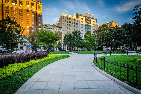 Walkway and buildings at Farragut Square, in Washington, DC. — Stock Photo, Image