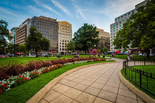 Walkway and buildings at Farragut Square, in Washington, DC. — Stockfoto