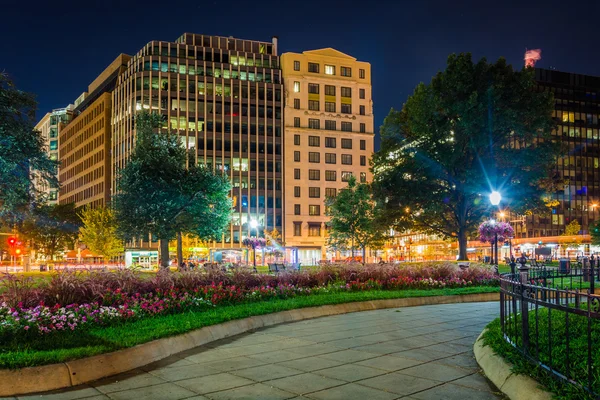 Walkway and buildings at night, at Farragut Square, in Washingto — Stockfoto