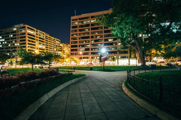 Pasarela y edificios en Farragut Square por la noche, en Washington — Foto de Stock
