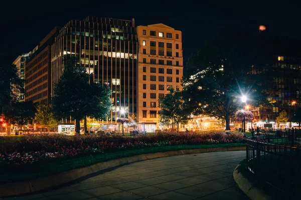 Walkway and buildings at night, at Farragut Square, in Washingto — Stock Photo, Image