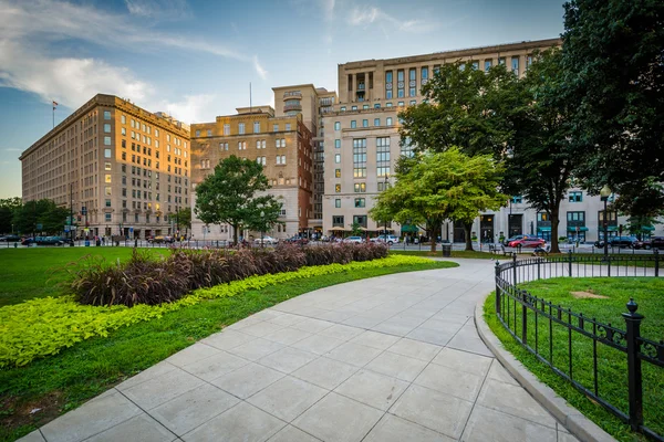 Walkway and buildings at Farragut Square, in Washington, DC. — ストック写真