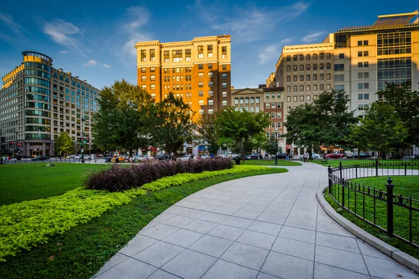 Walkway and buildings at Farragut Square, in Washington, DC. — Φωτογραφία Αρχείου