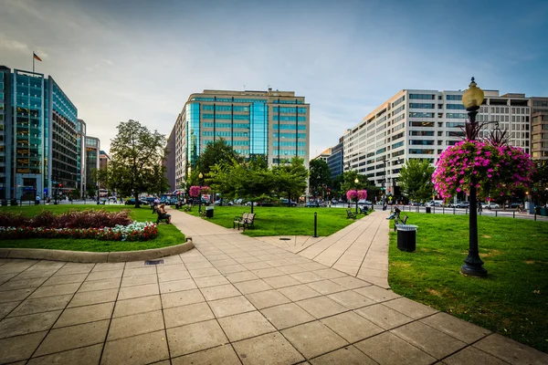 Gehweg und Gebäude am Farragut Square, in Washington, DC. — Stockfoto