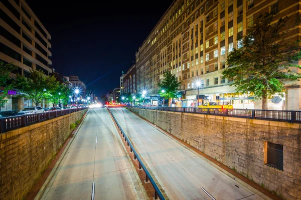 Vista del paso subterráneo de Connecticut Avenue por la noche, en Dupont Cir — Foto de Stock