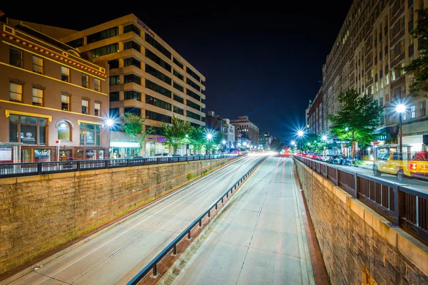 Vista del paso subterráneo de Connecticut Avenue por la noche, en Dupont Cir —  Fotos de Stock