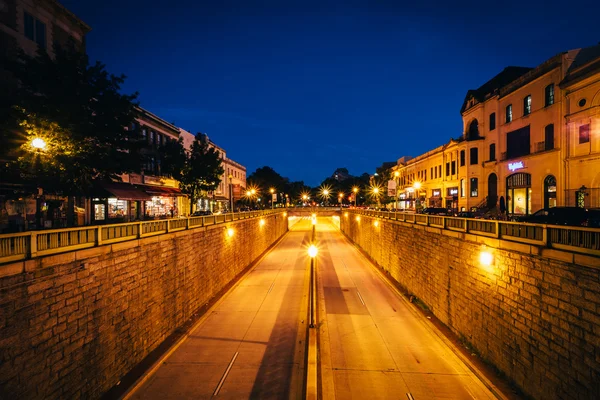 View of the Connecticut Avenue underpass at night, at Dupont Cir — Stock Photo, Image