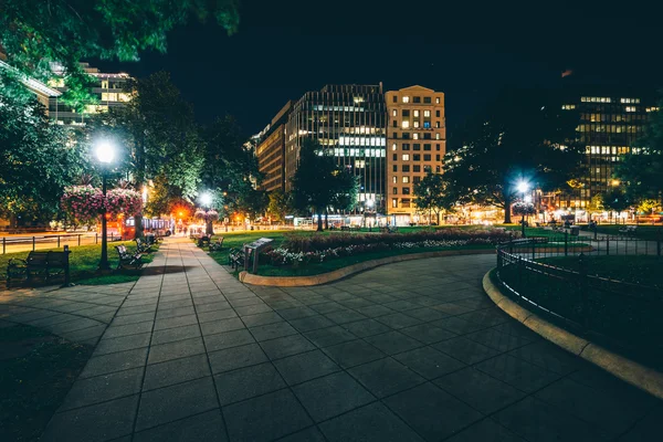 Pasarela y edificios en Farragut Square por la noche, en Washington — Foto de Stock