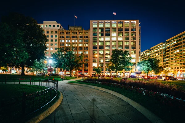 Geçit ve Binalar Farragut Meydanı'nda gece, Washington — Stok fotoğraf