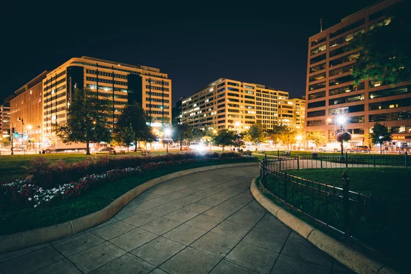 Gehweg und Gebäude am Farragut Square bei Nacht, in Washington — Stockfoto