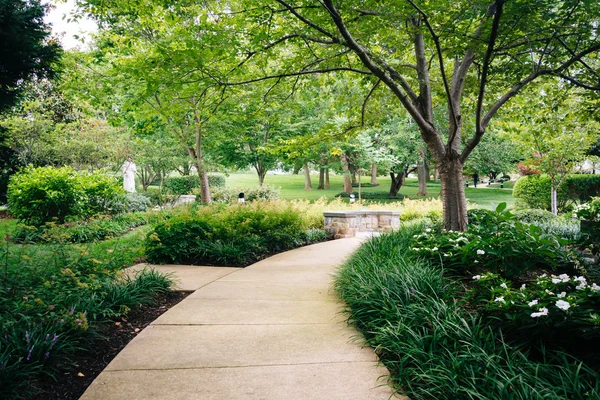 Promenade et jardins au jardin de Marie, à la basilique de la — Photo