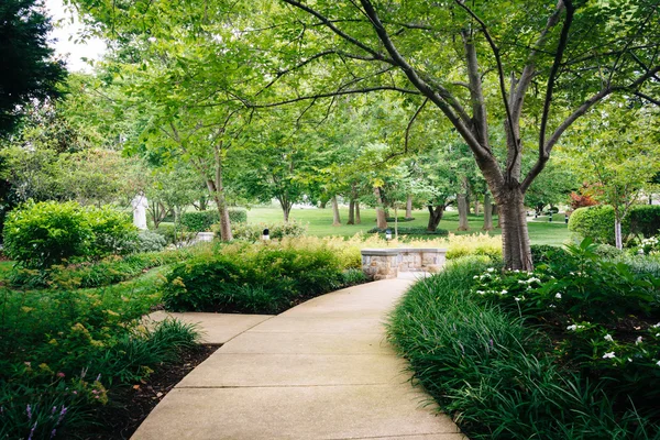 Paseo y jardines en el Jardín de María, en la Basílica de la — Foto de Stock